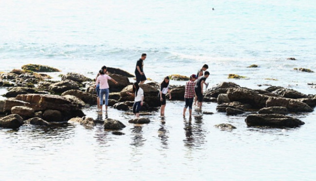 Wisatawan bermain di air Pusentasi