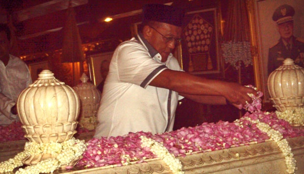 Prabowo Subianto Berziarah ke Makam Soeharto - Foto Tempo.co