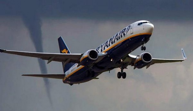 Pesawat Ryanair yang lepas landas di tengah tornado