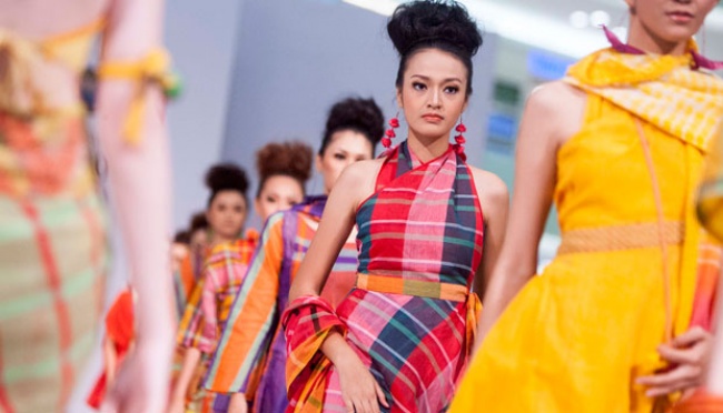 Rancangan Bibi Russell jadi Penutup Asian Fashion Week 2014 | tempo.co