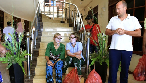 Sejumlah turis asing yang merupakan korban tenggelamnya kapal Versace, bersiap berangkat ke bandara untuk diberangkatkan ke Bali, di sebuah hotel di Bima, NTB, 19 Agustus 2014. (AP Photo)