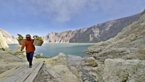 Kawah Ijen Disambangi Sri Mulyani, Ini Tip Menikmati Blue Fire