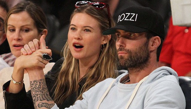 Kemesraan Behati Prinsloo Dan Suami Di Pertandingan Nba Foto Tempo Co Kemesraan Behati Prinsloo Dan Suami Di Pertandingan Nba Foto Tempo Co
