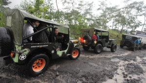 Pengelola Jip Wisata Menggelar Upacara Sedekah Gunung Merapi