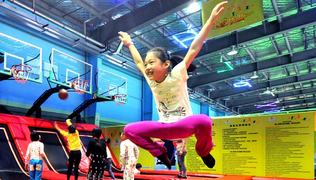 Kegembiraan Anak-anak Bermain di Taman Trampolin Terbesar di Cina
