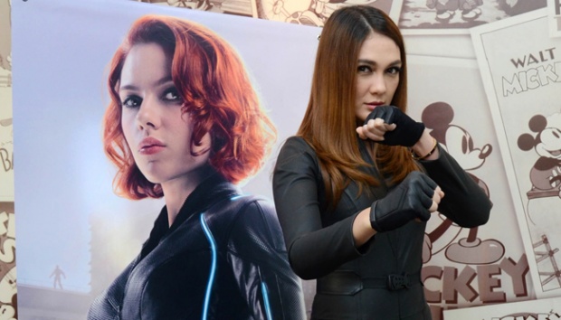 Gaya Luna Maya Menjadi Black Widow - Foto Tempo.co