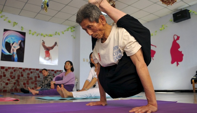 Qizlar mushukni yalashga harakat qilishdi Etik kiygan porno erkaklar