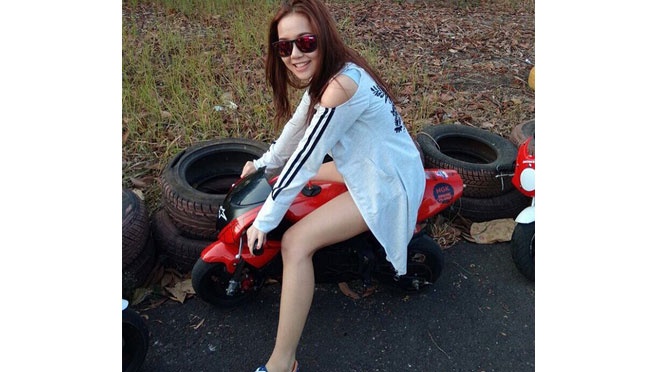 Rere Regina, Penyanyi Dangdut Cantik dan Seksi | tempo.co