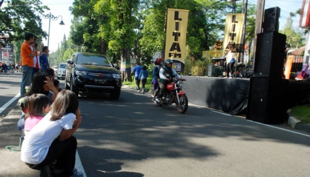 Kendaraan melewati ruas Jalan Dago setelah polisi meniadakan car fre day Dago, Bandung, Jawa Barat, 27 Desember 2015. CFD ditiadakan untuk menghindari kemacetan akibat banyaknya kendaraan wisatawan yang masuk Bandung. TEMPO/Prima Mulia