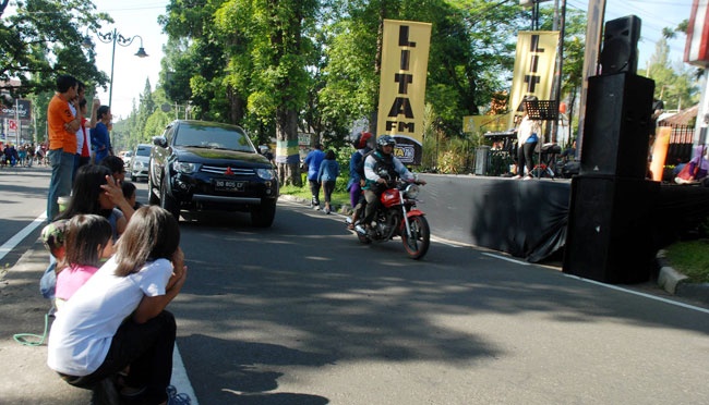 Kendaraan melewati ruas Jalan Dago setelah polisi meniadakan car fre day Dago, Bandung, Jawa Barat, 27 Desember 2015. CFD ditiadakan untuk menghindari kemacetan akibat banyaknya kendaraan wisatawan yang masuk Bandung. TEMPO/Prima Mulia