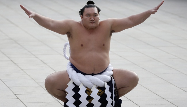 Aksi Juara-juara Grand Sumo di Ritual Tahunan Shinto | tempo.co