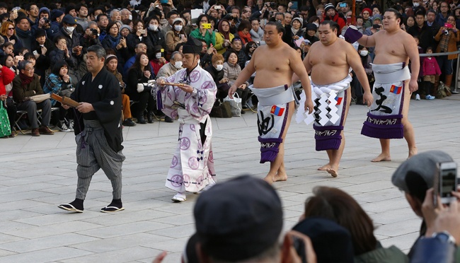 Aksi Juara-juara Grand Sumo di Ritual Tahunan Shinto | tempo.co