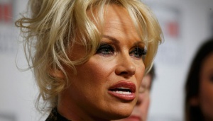Kisah Asmara Pendiri WikiLeaks dengan Artis Pamela Anderson