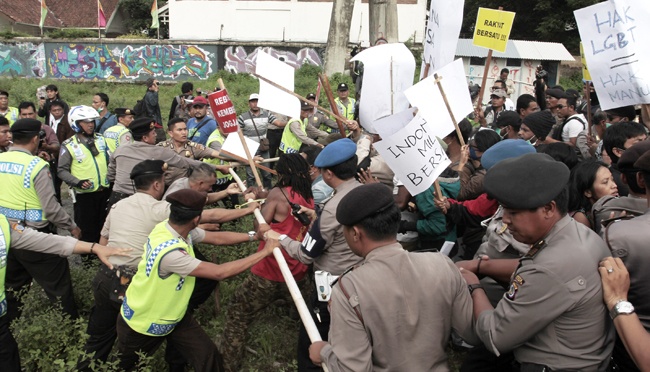 Qora paypoqdagi oyoq fetish fotosurati