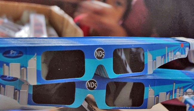 Penggunaan kacamata khusus untuk mengamati gerhana matahari