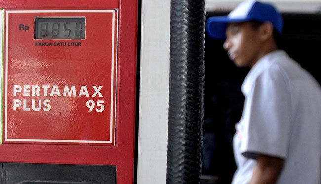 Pemasar meningkatkan harga bensin meskipun biaya minyak mentah menurun