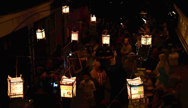 Gemerlap Ratusan Lampion Khas Gresik dalam Festival Damar Kurung | tempo.co