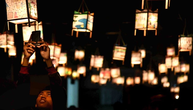 Gemerlap Ratusan Lampion Khas Gresik dalam Festival Damar Kurung | tempo.co