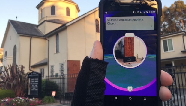 Success Of Pokemon Go Adds Impetus For Change At Nintendo Shows Pokemon Go On A Smartphone In Front Of Church San Francisco Ap David Hamilton Tempo