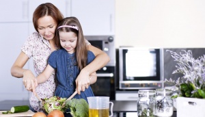 Yuk Ajak Anak Masak Hidangan Natal dan Rasakan Manfaatnya