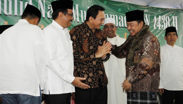 Ahok dan Djarot Ikuti Peringatan Maulid Nabi di Menteng Ahok dan Djarot Ikuti Peringatan Maulid Nabi di Menteng