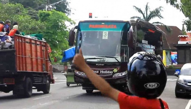 Bis Pariwisata: Evolusi Kendaraan Penjelajah Negeri, Mengantar Petualangan dan Kenangan