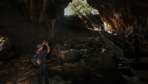 Peneliti Menemukan Dua Arca Megalitik di Gunung Srobu, Papua