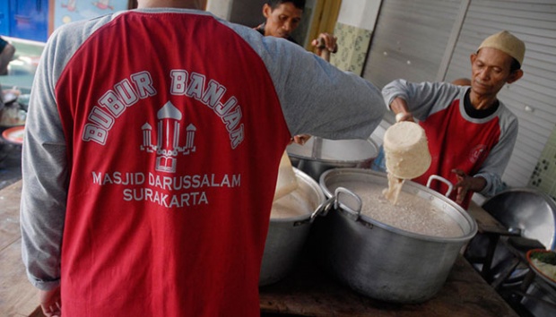 Tradisi Berbagi Bubur Banjar Gratis di Solo - Foto Tempo.co