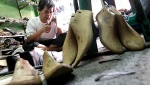 Pemuda Bandung Bikin Sepatu Kulit dari Ceker Ayam
