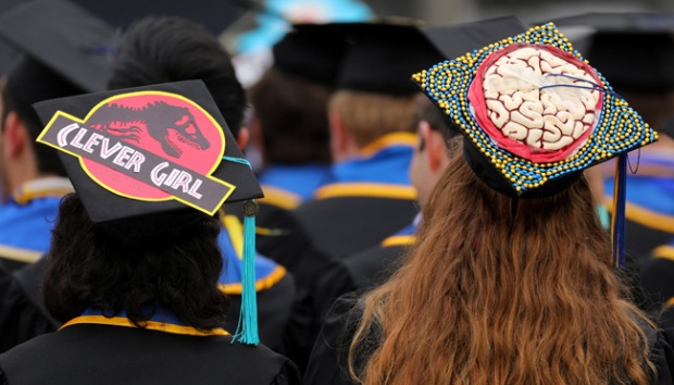 Topi Wisuda Unik Hiasi Upacara Kelulusan Universitas topi wisuda unik hiasi upacara kelulusan universitas
