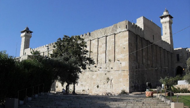 Palestinians Mark Prophet's Birthday at Ibrahimi Mosque Under Israeli Security