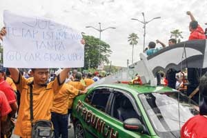 Pengemudi Taksi Online di Jabar: Proses Perizinan Masih Abu-abu