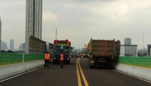 Jasa Marga Tindak 4 Truk Muatan Lebih di Tol Lingkar Luar Jakarta