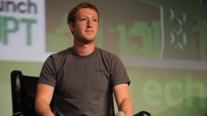 Saham Facebook Anjlok Setelah Mark Zuckerberg Unggah Status