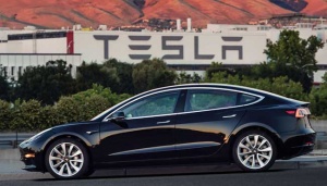 Mobil Tesla Model 3 Kini Bisa Parkir Otomatis
