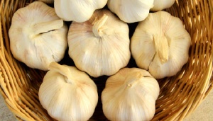 Harga Bawang Putih Naik, Asosiasi: Diduga Permainan Importir
