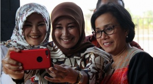 Ketika Sri Mulyani Jadi Incaran Selfie oleh Puluhan Wartawan