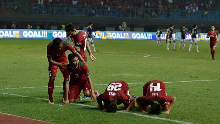 Sejumlah pemain timnas Indonesia U19  melakukan selebrasi sujud syukur usai terciptanya gol kedua pertandingan persahabatan di Stadion Patriot Candrabhaga, Bekasi, Jawa Barat, 4 Oktober 2017. Tempo/Fakhri Hermansyah