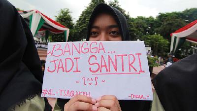 Sarungan, Jokowi Ikut Apel Akbar Hari Santri Nasional di Solo