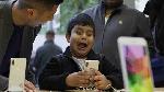 Kegembiraan Apple Fanboy Membeli iPhone X di Sejumlah Negara