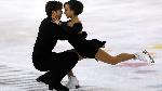 Aksi Mesra Pasangan Atlet Ice Skating Menari di Atas Seluncur Es
