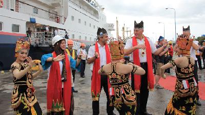 Kapal Pesiar MV Silver Discoverer Sandar di Banyuwangi