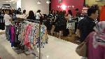 Hari Terakhir Diskon, Antrean Mengular di Kasir Toko Debenhams