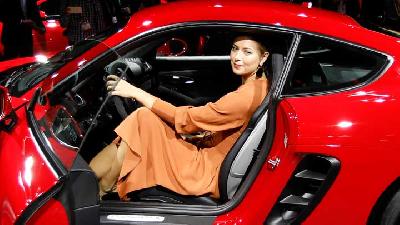 Bersama Mark Webber, Maria Sharapova Berteriak Lebih Keras