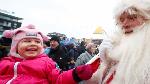 Puluhan Santa Claus Hibur Warga Disela-sela Pertemuannya