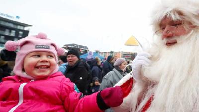 Puluhan Santa Claus Hibur Warga Disela-sela Pertemuannya