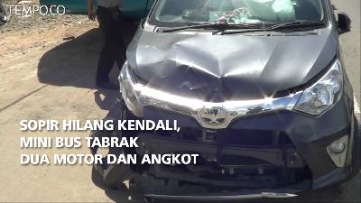 Sopir Hilang Kendali, Mini Bus Tabrak Dua Motor dan Angkot