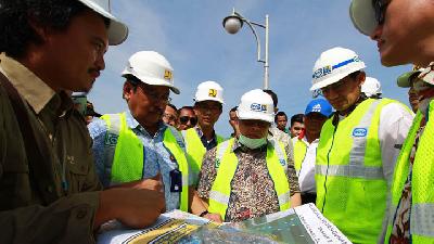 Sandiaga Uno dan Bappen as Tinjau Pembangunan Tanggul Laut