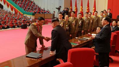 Kim Jong Un Beri Penghargaan untuk Ilmuwan Pembuat Hwasong-15