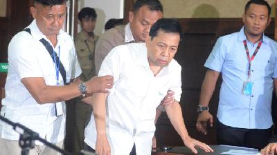 Dibantu Petugas, Setya Novanto Tampak Lesu di Sidang Perdana